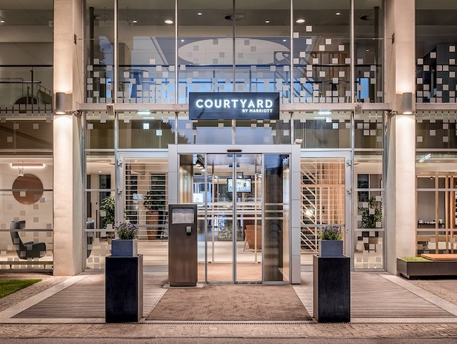 Hotel entrance with hotel logo of the hotel Courtyard by Marriott Linz
