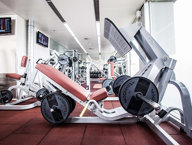 Nahaufnahme einer Beinpresse im Fitnessstudio des Courtyard by Marriott Linz