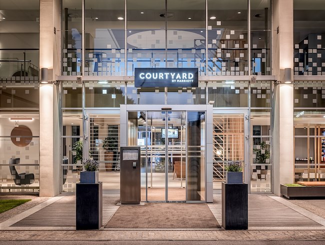 Hoteleingang mit Hotellogo des Hotels Courtyard by Marriott Linz